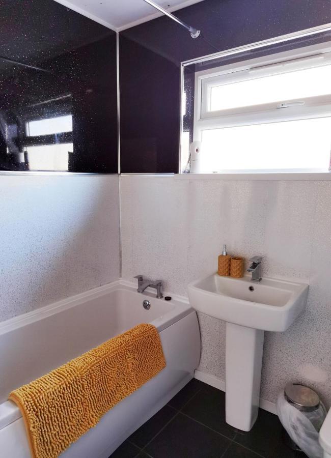 Fourth Avenue, Lovely Bungalow Available For Guests And Contractors Parking Wifi 诺丁汉 外观 照片