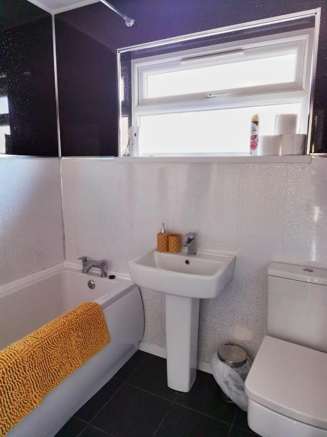 Fourth Avenue, Lovely Bungalow Available For Guests And Contractors Parking Wifi 诺丁汉 外观 照片