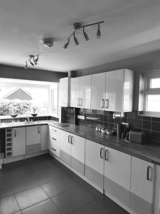Fourth Avenue, Lovely Bungalow Available For Guests And Contractors Parking Wifi 诺丁汉 外观 照片