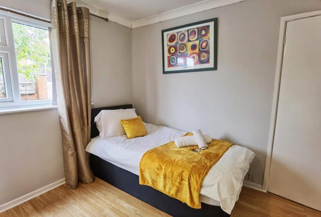 Fourth Avenue, Lovely Bungalow Available For Guests And Contractors Parking Wifi 诺丁汉 外观 照片