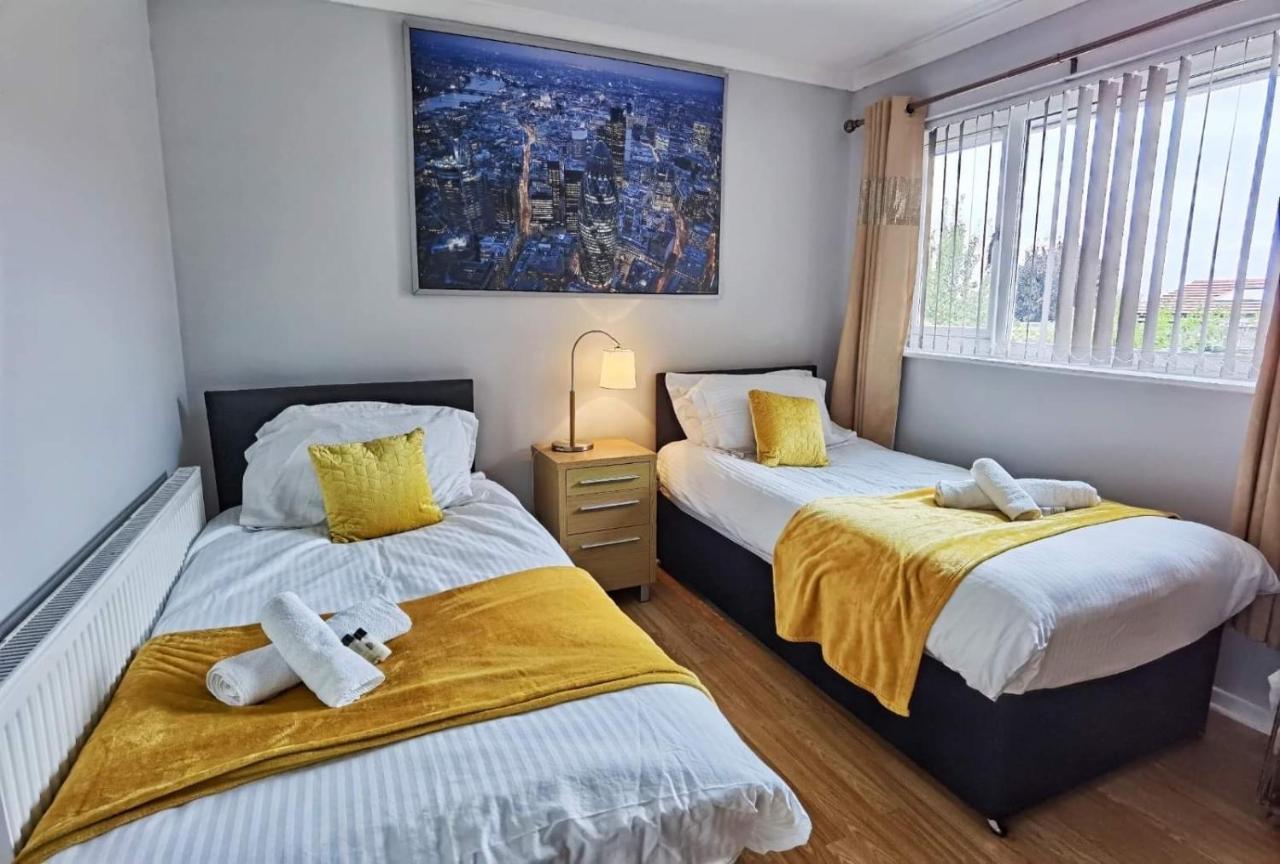 Fourth Avenue, Lovely Bungalow Available For Guests And Contractors Parking Wifi 诺丁汉 外观 照片